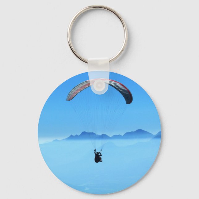 Paraglider auf blauem Hintergrund mit Bergen Schlüsselanhänger (Vorderseite)