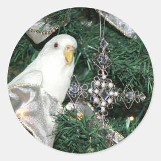 Paraket in einem Weihnachtsbaum Runder Aufkleber