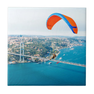 Paramotorpiloten, die über den Bosporus fliegen Fliese