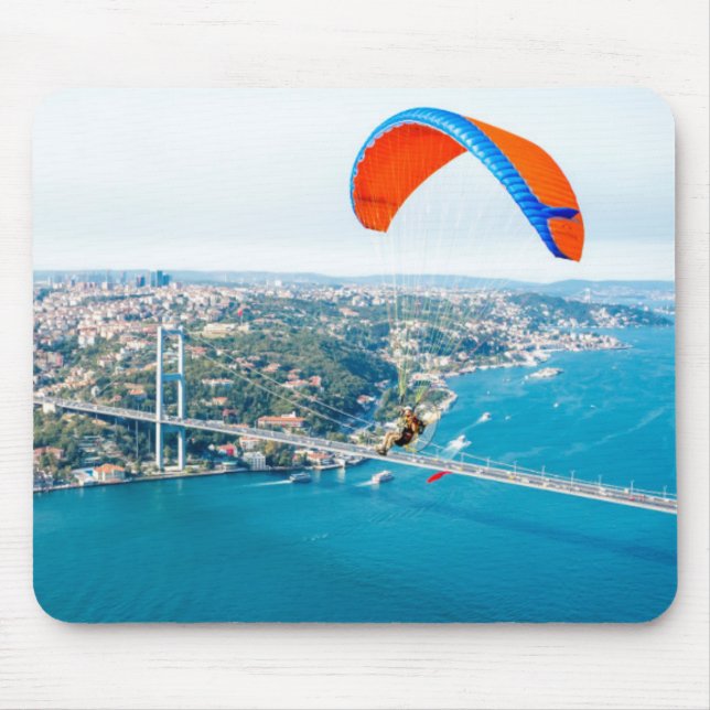Paramotorpiloten, die über den Bosporus fliegen Mousepad (Vorne)
