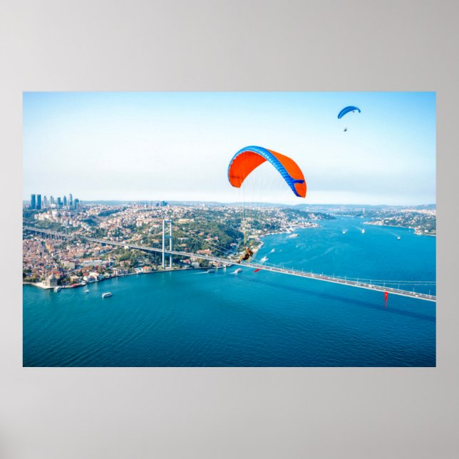 Paramotorpiloten, die über den Bosporus fliegen Poster (Vorne)