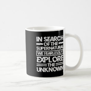 Paranormaler Ermittler auf der Suche nach dem Über Kaffeetasse