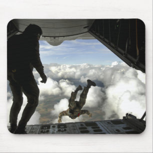Pararescuemen springen die Rückseite von Mousepad