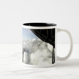Pararescuemen springen die Rückseite von Zweifarbige Tasse