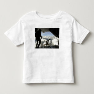Parareskuemen springen aus der Rückseite einer C-1 Kleinkind T-shirt