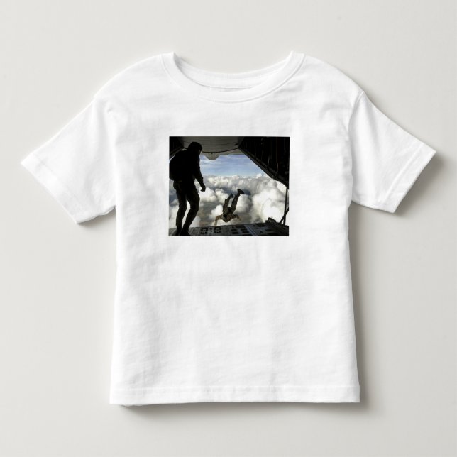 Parareskuemen springen aus der Rückseite einer C-1 Kleinkind T-shirt (Vorderseite)