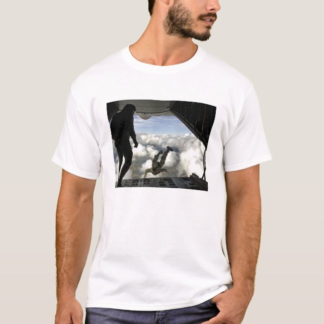 Parareskuemen springen aus der Rückseite einer C-1 T-Shirt (Vorderseite)