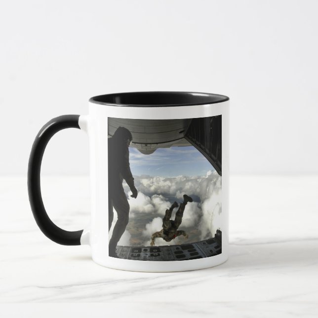 Parareskuemen springen aus der Rückseite einer C-1 Tasse (Links)