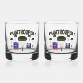 Paratrooper, 82. Im Flugzeug Whiskyglas