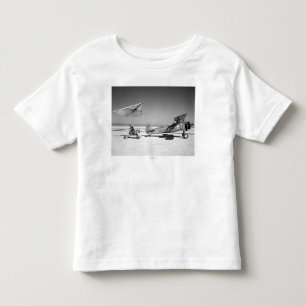 Paresev 1-A auf Lakebed mit Schleppseil-Flugzeug Kleinkind T-shirt