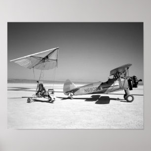 Paresev 1-A auf Lakebed mit Schleppseil-Flugzeug Poster