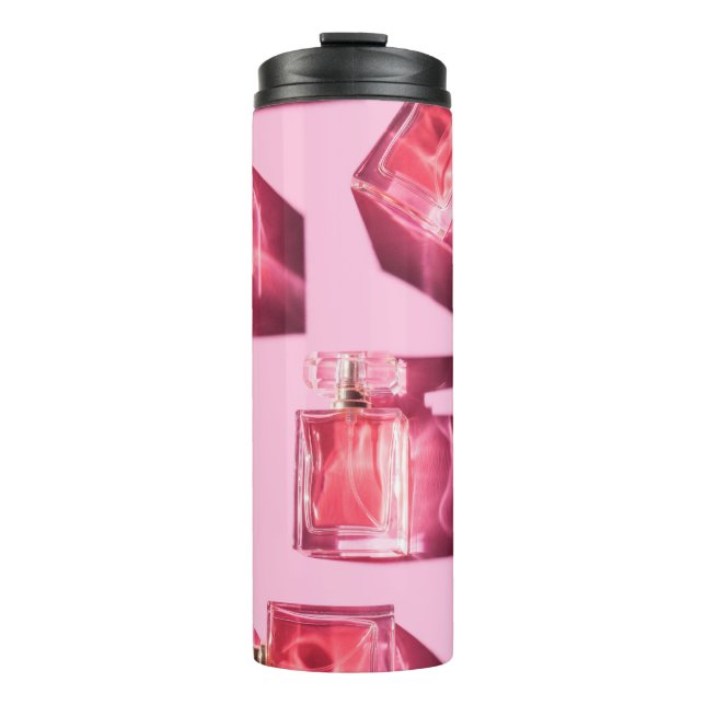 Parfümflaschen, rosa Hintergrund, flach Thermosbecher (Vorderseite)