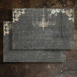 Paris Vintag Black Ephemera Script Decoupage Seidenpapier<br><div class="desc">Vintager schwarzer Chalkboard-Hintergrund mit einem eleganten französischen Kronleuchter,  der aus einem Ölgemälde eines international anerkannten Künstlers und Designers,  Audrey Jeanne Roberts,  stammt. Cremefarbene weiße Blumensträuße und Tücher sind perfekt für die Dekoration von Möbeln,  um die Textur und das Interesse zu erhöhen. Urheberrecht.</div>