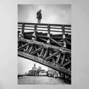 Parkour Athletenstand auf Brücke in Venedig Poster