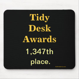 Parodie-Büro spricht sauberem Schreibtisch Mousepad