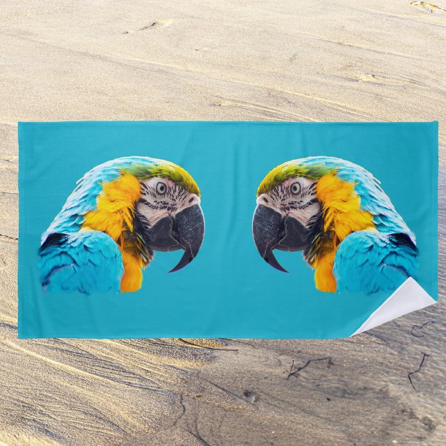 Parrot portrait on a turquoise background strandtuch (Von Creator hochgeladen)