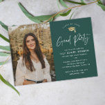 Partei für die einfache Skriptgrüne Foto-Graduieru Einladung<br><div class="desc">Einfache Script Green Foto Graduation Party Einladung mit eleganter Goldfolienkappe und minimalistischer Typografie. Klicken Sie auf die Schaltfläche Personalisieren, um dieses Design anzupassen. Wenn Sie weitere Anpassungen vornehmen möchten, z. B. die Größe von Schriftart und Hintergrundfarben ändern, klicken Sie auf die Schaltfläche Personalisieren, scrollen Sie dann nach unten und klicken...</div>