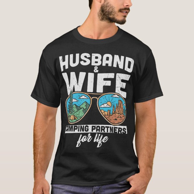 Partner für das Camping von Ehemann und Ehefrau T-Shirt (Vorderseite)