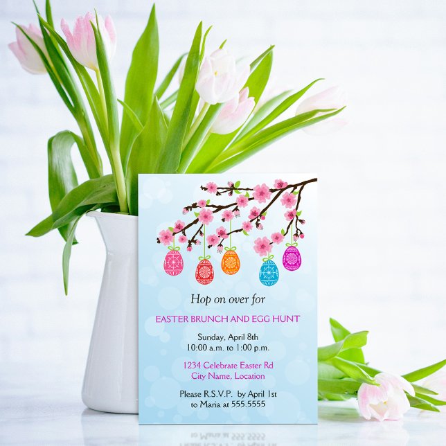 Party der blühenden Ostereier Einladung (Elegant Easter Party invitation with a spring flowering branch with easter eggs hanging.)
