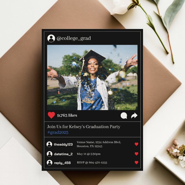 Party für die Social Media Post Foto Dark Mode Gra Einladung (Social Media Post Photo Dark Mode Graduation Party Invitation
)