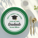 Party für Grüne Absolventen Pappteller<br><div class="desc">Diese modernen,  in Grün und Weiß gefertigten Teller der Graduiertengruppe zeichnen sich durch eine klassische Typografie Ihres Universitätsnamens oder den Namen Ihrer Uni für den Jahrgang 2025 aus. Passen Sie mit Ihrem geschlossen Jahr neben dem schicken handgeschriebenen Drehbuch und schwarzen Grade-Cap für große personalisierte Gratulationen Graduieren Party Dekor.</div>