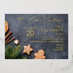 Party für Lebkuchen und Orangefarbenes Cookie Folieneinladung<br><div class="desc">Real Foil Version. Schicken Sie Ihren Gästen eine schöne,  echte Einladung mit Ihrer modernen Party Einladung Gingerbread & Orange Cookie Exchange.</div>
