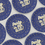 Party in der US-Marine 4. Juli Dekorationen Pappteller<br><div class="desc">Feiern Sie am 4. Juli stilvoll mit dieser lustigen Papiertafel. Mit der Phrase "Party in den USA" in einem lustigen Schriftart mit patriotischen Farben und goldenen Sternen. Passen Sie Ihre Feierlichkeiten an.</div>