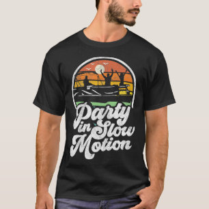 Party in langsamer Bewegung Retro Funny Pontoon Bo T-Shirt