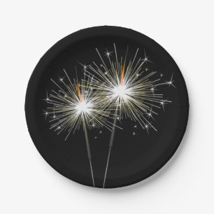 Party-Sparkler auf der schwarzen Papierplatte Pappteller