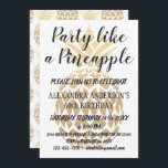 Party wie eine Ananas 50. Geburtstag Einladung<br><div class="desc">Party wie eine Ananas Tropical Destination 60. Geburtstag Einladung. Dies ist eine vollkommene Geburtstagseinladung zu einer Geburtstagsfeier zum Thema Ananas. Die Ananas ist ein Imitat aus Goldfolie und weißem Hintergrund mit handgeschriebenem Text, das oben platziert ist. Der Text kann mit Ihren Informationen angepasst werden. Bitte kontaktieren Sie den Designer, wenn...</div>