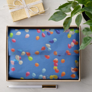 Partybällons, die am blauen Himmel schweben Seidenpapier