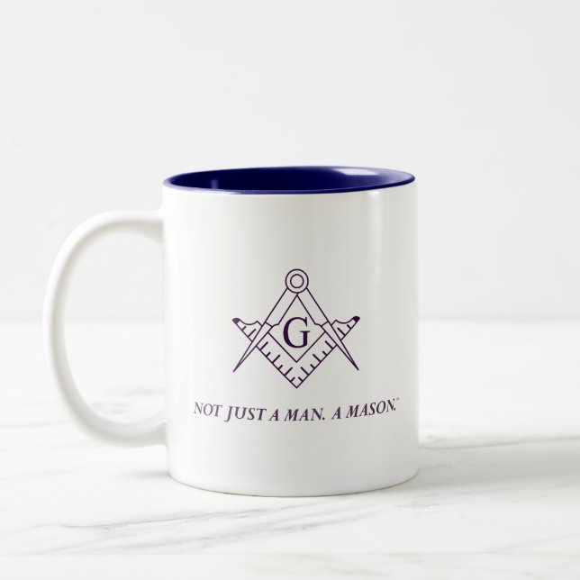 "Pas seulement un homme. Un Mason." Mug à deux ton (Gauche)