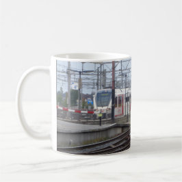 Passagier-Züge, die zu Station, Tasse kommen