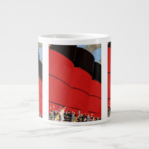 Passagiere eines alten Kreuzfahrtschiffs winken zu Jumbo-Tasse