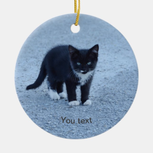 Passen Sie das schwarz-weiße Tuxedo Kätzchen an Keramik Ornament (Vorne)