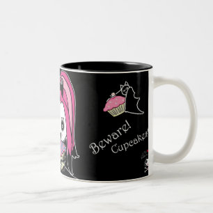 Passen Sie kleine Kuchen auf! Zweifarbige Tasse