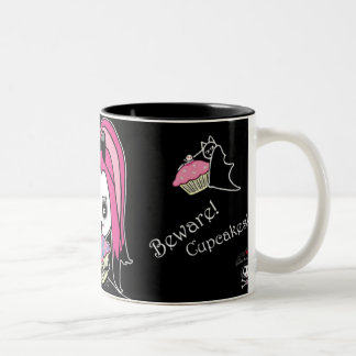 Passen Sie kleine Kuchen auf! Zweifarbige Tasse