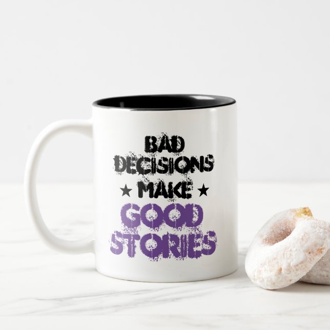PASSENDE BESCHLÜSSE MACHEN GUTE GESCHICHTE lustig Zweifarbige Tasse (Mit Donut)