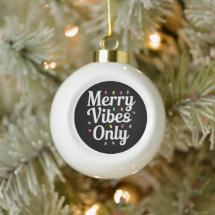 Passende Weihnachtsbeleuchtung für die Familie mit Keramik Kugel-Ornament