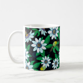 Passionblume, Passiflora auf schwarzem Hintergrund Kaffeetasse