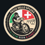 Passo Dello Spluga Italien Schweiz Motorrad Magnet<br><div class="desc">Passo Dello Spluga in einem Vintagen Stilemblem. Es ist ein berühmter Bergpass an der Grenze zwischen der Schweiz und Italien.</div>