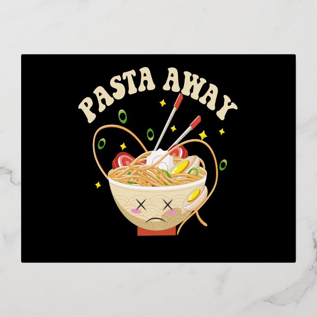 Pasta Away Funny Noodles Kawaii Japanisch Ästhetik Folie Einladungspostkarte (Vorderseite)