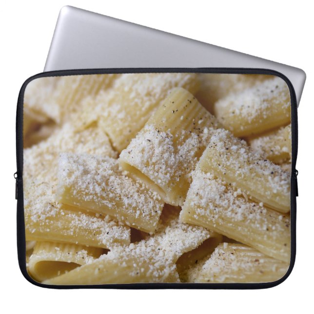 Pasta mit Parmesan-Käse Laptopschutzhülle (Vorderseite)