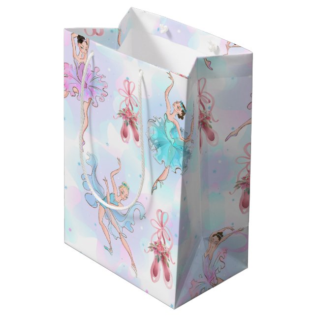 Pastel Ballet Dancers  Mittlere Geschenktüte (Rückseite Schrägansicht)