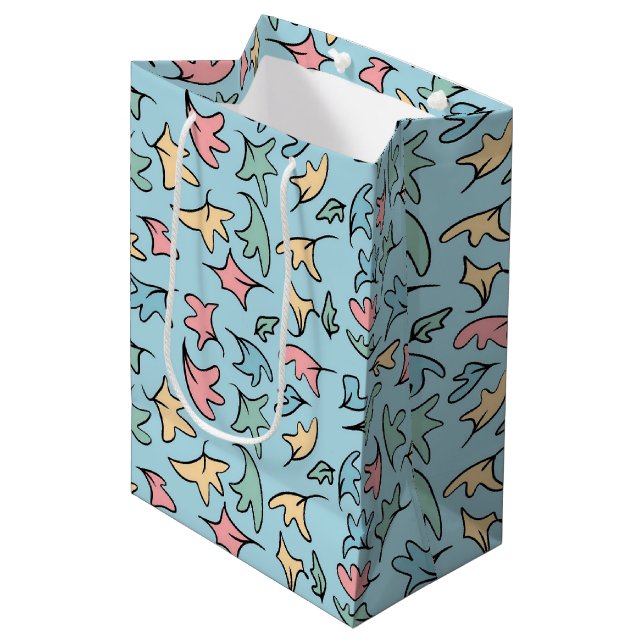 Pastel Blätter Blau Mittlere Geschenktüte (Vorderseite Schrägansicht)