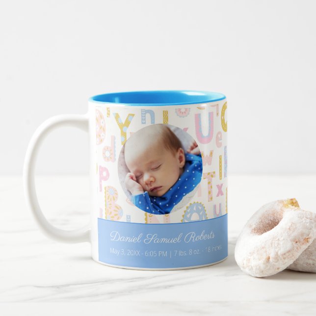 Pastel Blue ABC Birth Record Stat Baby Boys Foto Zweifarbige Tasse (Mit Donut)