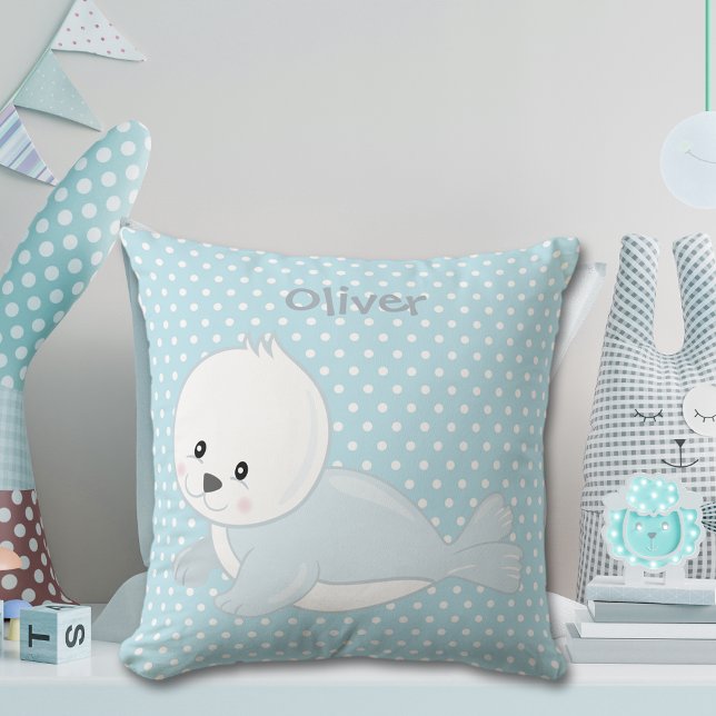 Pastel Blue Polka-Dot Baby Arctic Siegel Monogram Kissen (Von Creator hochgeladen)