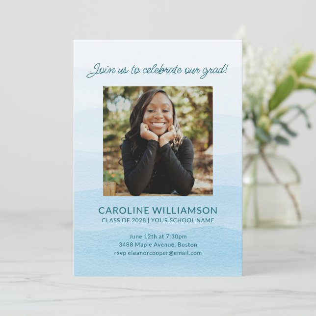 Pastel Blue Watercolor Chic Foto Graduation Party Einladung (Stehend Vorderseite)