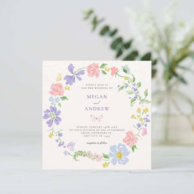 Pastel-Blume-Kranz mit Schmetterlingen Hochzeit Einladung (Stehend Vorderseite)