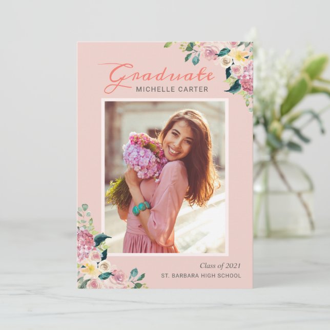 Pastel Chic Floral Blushing Girl Foto Abschluss Ankündigung (Stehend Vorderseite)